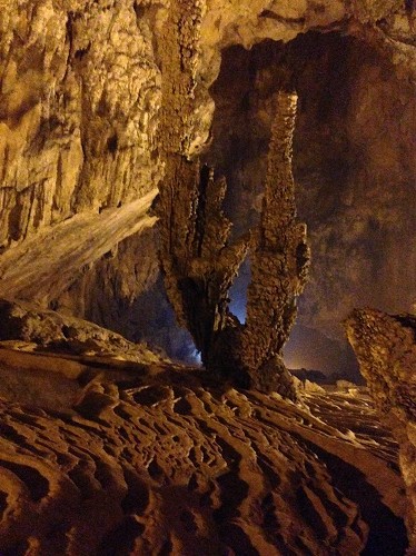 Many stalactites and stalagmites in various shapes. Photo: Manh Hung